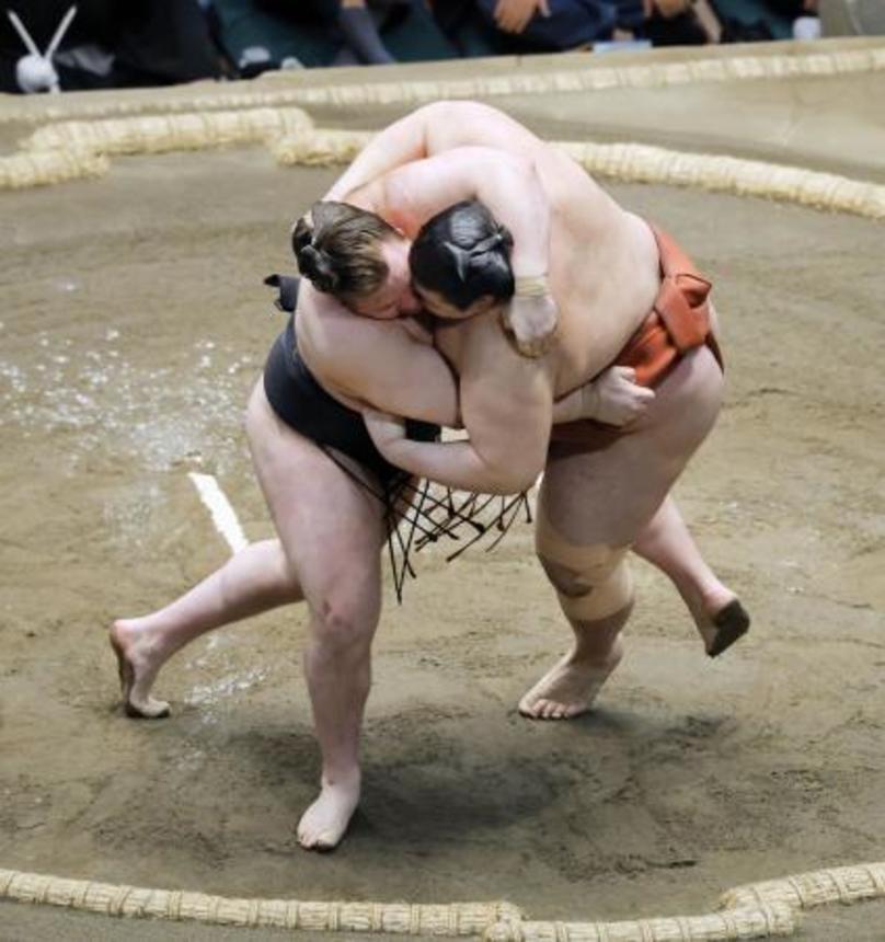 　大相撲初場所千秋楽の優勝決定戦で平幕熱海富士（右）を首投げで破り、２場所連続優勝を果たした大関安青錦＝２５日、東京・両国国技館