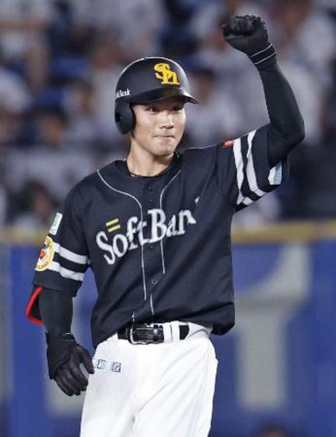 　２回、先制二塁打を放ちガッツポーズするソフトバンク・庄子＝ＺＯＺＯマリン