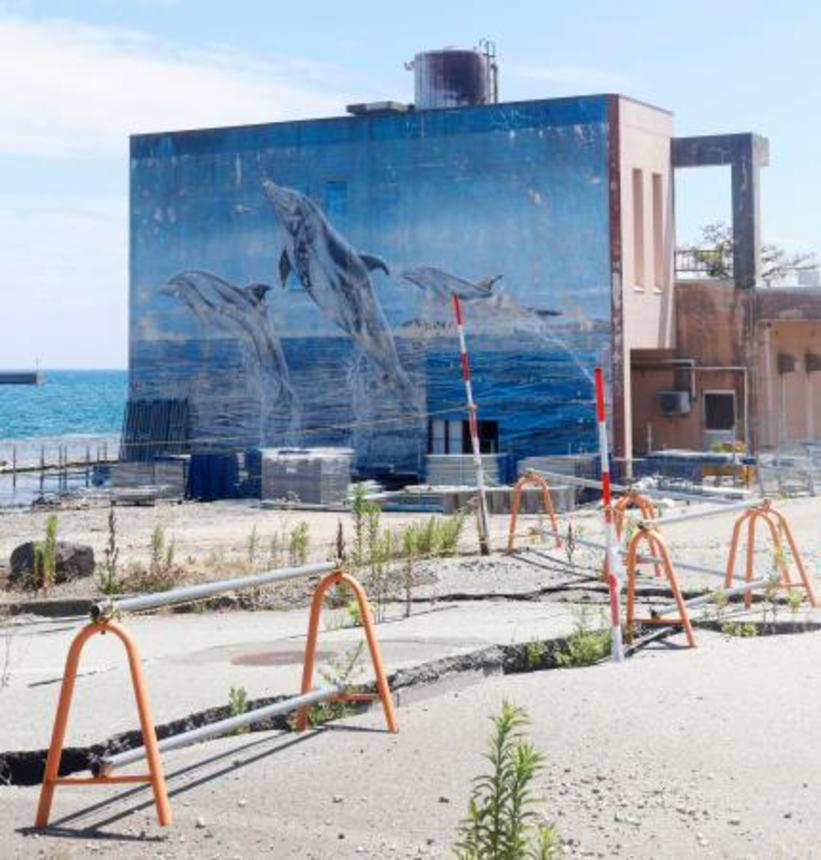 　能登半島地震の津波で損壊した「さいはてのキャバレー」と呼ばれる建物＝１４日、石川県珠洲市