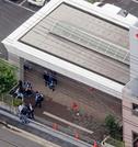 　入所者の女性２人が死亡する事件があった老人ホームを調べる捜査員＝１５日午前９時３６分、埼玉県鶴ケ島市で共同通信社ヘリから