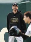 　ＣＳファイナルを控え、笑顔で練習を見守る阪神・藤川監督＝甲子園