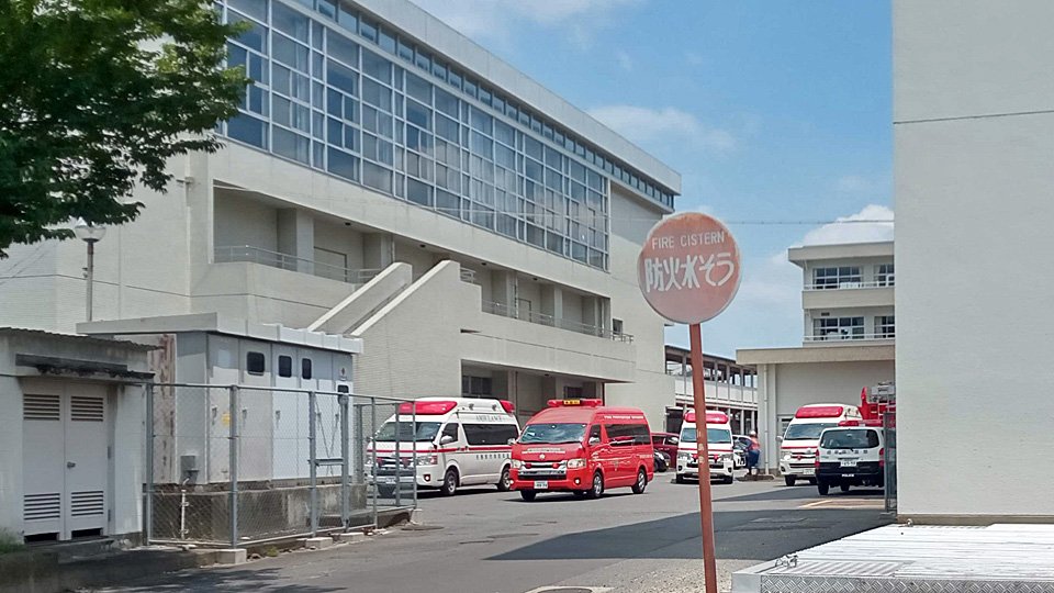 川島小学校に集まった救急車や緊急車両＝１１日、各務原市川島河田町