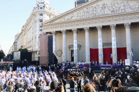 　２６日、アルゼンチン・ブエノスアイレス中心部の大聖堂で営まれたローマ教皇フランシスコの追悼ミサ（共同）