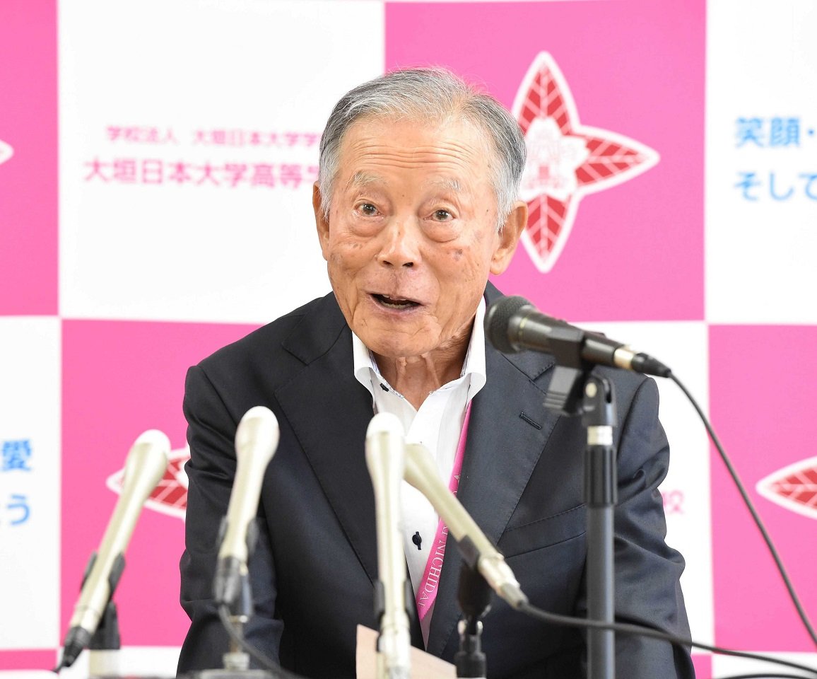 退任の記者会見をする大垣日大の阪口慶三監督
