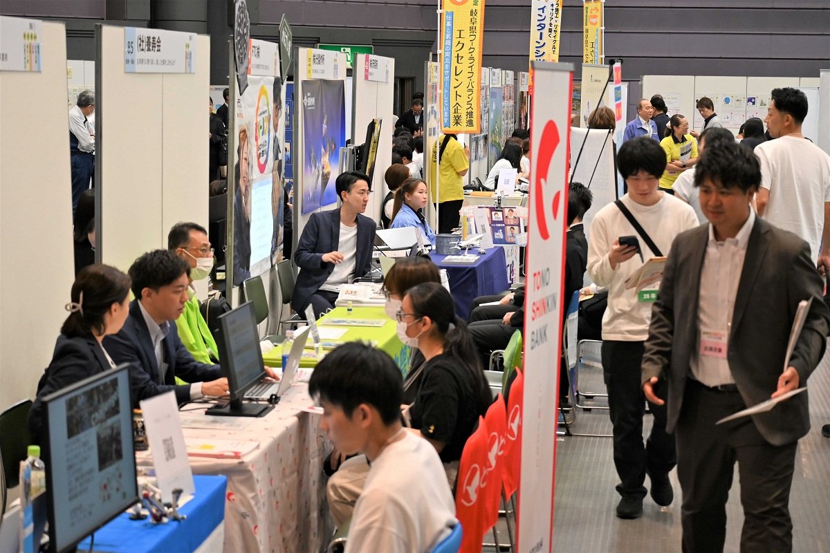 求職者らでにぎわった「岐阜ＷＯＲＫフェス」の会場＝岐阜市金町、市文化センター