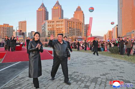 　平壌の和盛地区で完工式に出席した北朝鮮の金正恩朝鮮労働党総書記（手前右）と娘（同左）＝１６日（朝鮮中央通信＝共同）