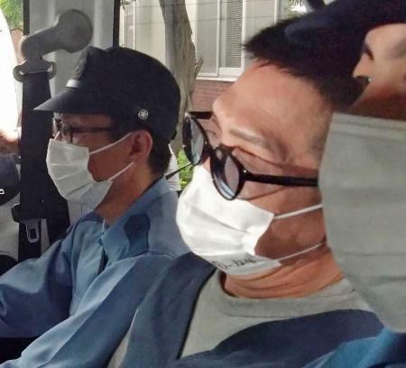 　送検のため、さいたま・浦和西署を出る田村悟史容疑者（中央）＝２日午前８時４５分ごろ