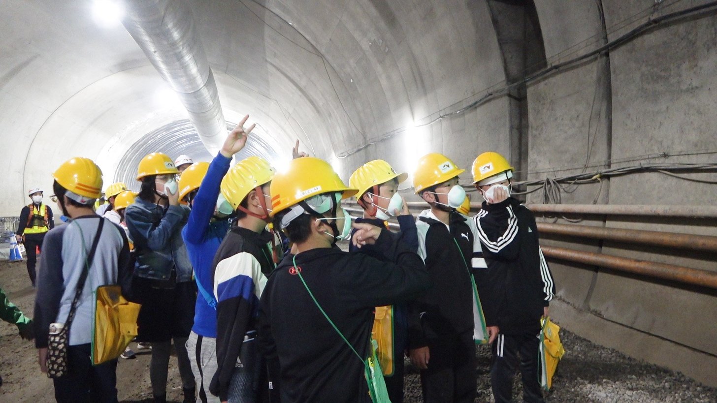 御望山トンネル工事現場を見学する児童たち＝岐阜市御望