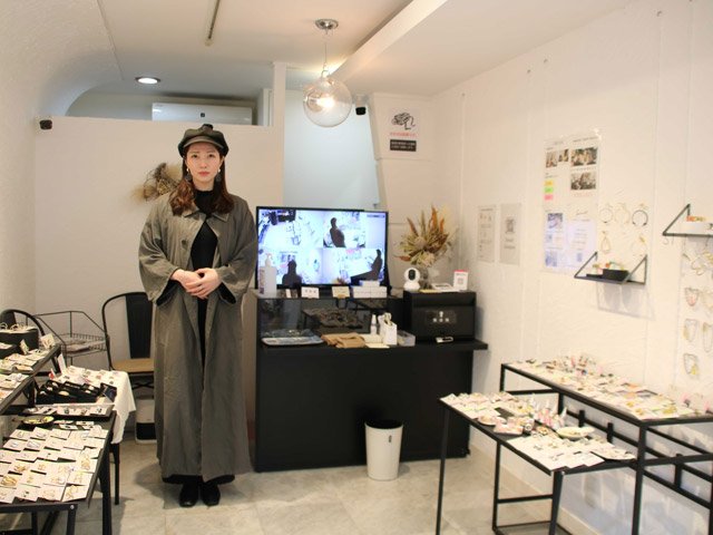 無人アクセサリー店を柳ケ瀬商店街に開いた榊真奈江さん＝岐阜市神室町、エレミル