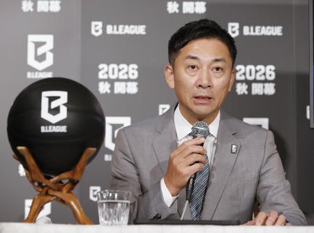 　バスケットボールの「Ｂリーグ・プレミア」の第１弾の参入クラブを発表する島田慎二チェアマン＝２０２４年１０月、東京都内のホテル
