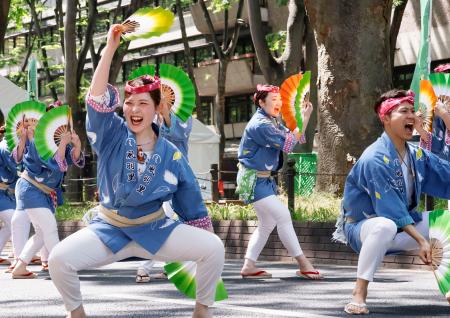　扇を手に、法被姿で「すずめ踊り」を披露する踊り手たち＝１６日午後、仙台市