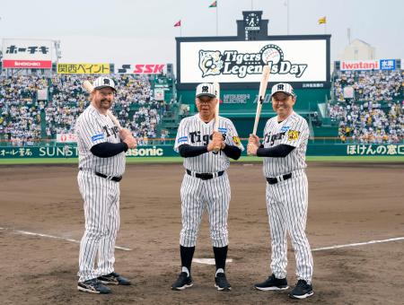 　試合前のセレモニーで、記念写真に納まる（左から）ランディ・バースさん、掛布雅之さん、岡田彰布さん＝１日、甲子園