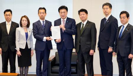 　防衛装備品の輸出ルール緩和を巡り、中道改革連合、立憲民主、公明３党の政調会長らから提言を受ける木原官房長官（中央）＝１３日午前、国会