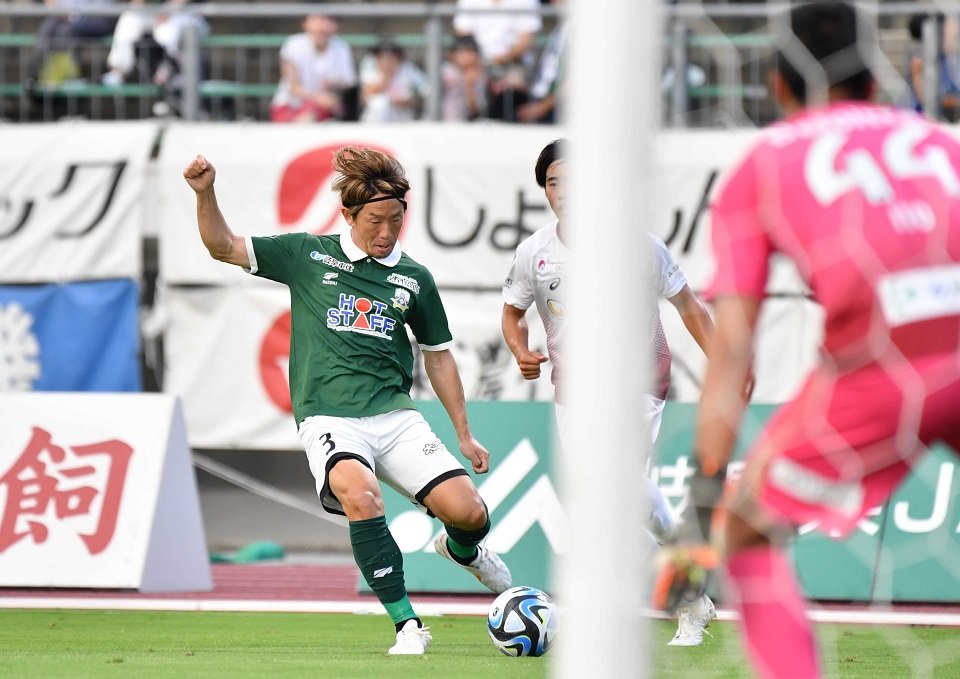 ＦＣ岐阜×今治＝前半２２分、ＦＣ岐阜のＤＦ宇賀神が先制ゴールを決める＝長良川競技場