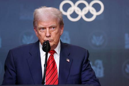 　ロサンゼルス五輪に向けた大統領令に署名し、報道対応するトランプ大統領＝５日、ワシントン（ロイター＝共同）