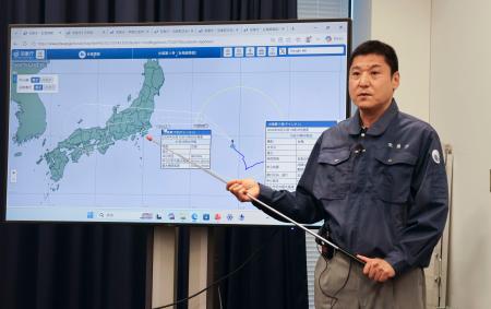 　台風１５号について説明する気象庁の担当者＝１０日午後、気象庁