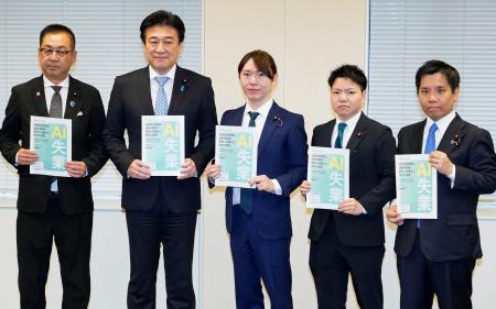 　チームみらいの安野党首（中央）からＡＩに関する提言を受ける木原官房長官（左から２人目）＝２６日午前、首相官邸