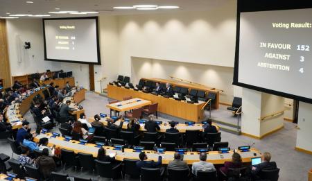 　パレスチナ自治政府のアッバス議長の国連総会一般討論参加を巡り、決議案を採決する国連総会会合＝１７日、ニューヨーク（共同）
