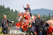 　伝統行事「チャグチャグ馬コ」で子どもを背に行進する、きらびやかな装束で着飾った馬。鈴の音を響かせながらゆっくりと練り歩いた＝１３日午前、岩手県滝沢市