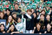 　初優勝を果たし笑顔で写真に納まる日テレ東京Ｖ・岩清水（中央）ら＝Ｕ等々力