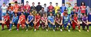 　フットサル男女Ｆリーグの開幕前イベントで写真に納まる選手たち＝１４日、東京都内