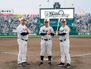 　試合前のセレモニーで、記念写真に納まる（左から）ランディ・バースさん、掛布雅之さん、岡田彰布さん＝１日、甲子園
