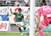 ＦＣ岐阜×今治＝前半２２分、ＦＣ岐阜のＤＦ宇賀神が先制ゴールを決める＝長良川競技場
