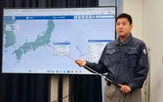 　台風１５号について説明する気象庁の担当者＝１０日午後、気象庁