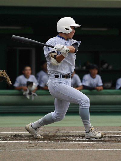 加茂×帝京大可児＝１回裏帝京大可児１死二塁、先制適時打を放つ山田＝長良川