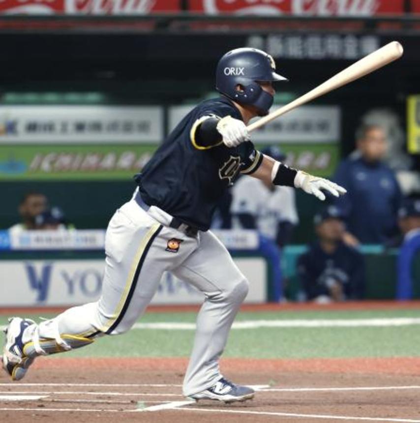 　１回オリックス１死二塁、森友が中前に先制打を放つ＝ベルーナドーム