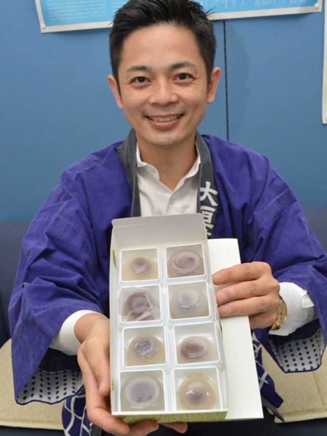 「水まんじゅう食べくらべセット」を手にＰＲする寸田就雅部長＝岐阜新聞・岐阜放送西濃支社