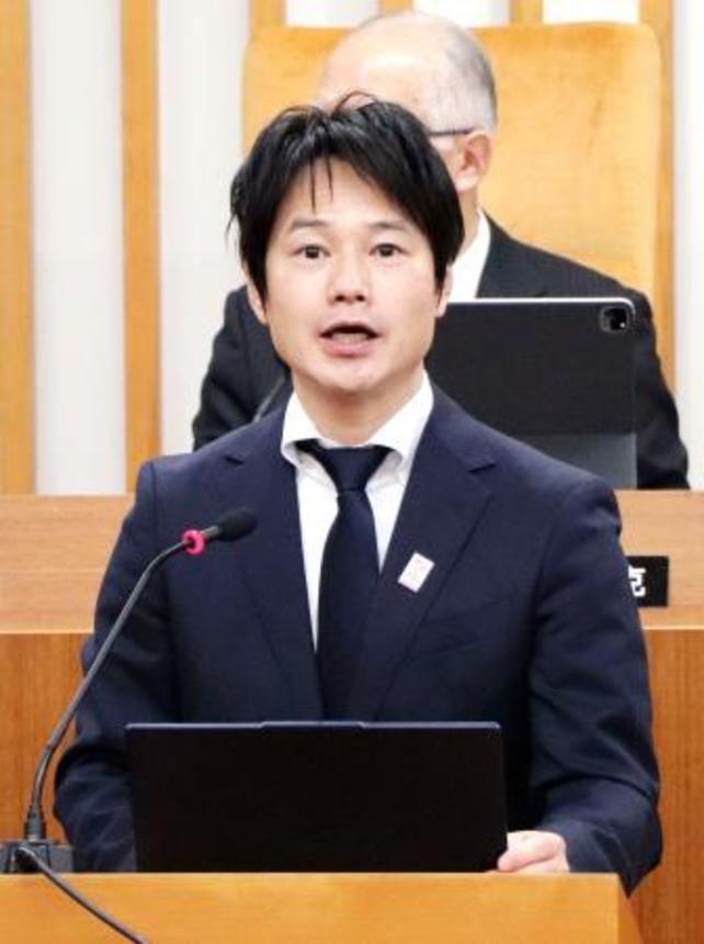 　山形県西川町議会の本会議で発言する菅野大志町長＝２７日午前