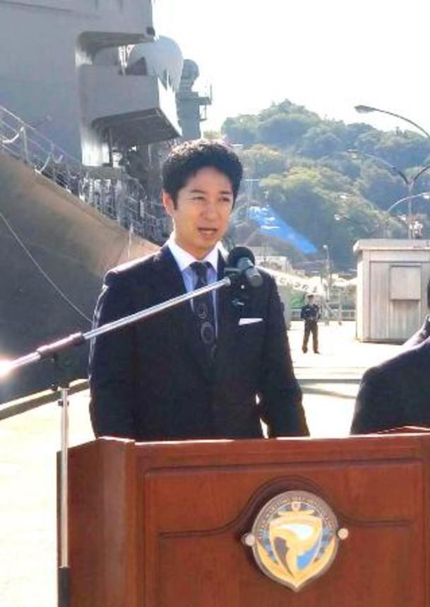 　記者団の質問に答える日本維新の会の藤田共同代表＝１０日午後、神奈川県横須賀市