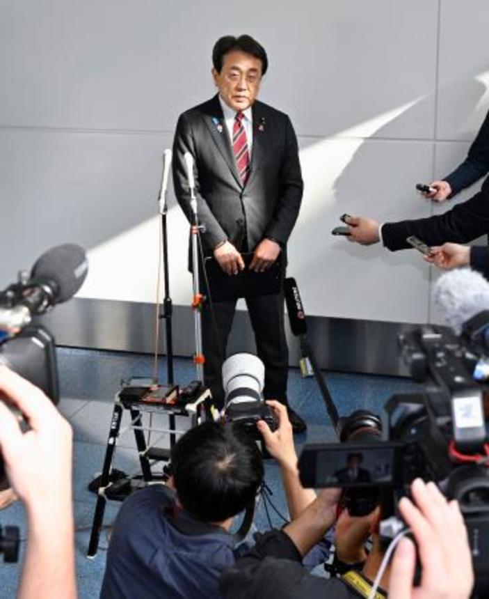　高関税政策を巡る米国との初の担当閣僚協議を終え帰国し、記者団の取材に応じる赤沢経済再生相＝１８日午後、羽田空港