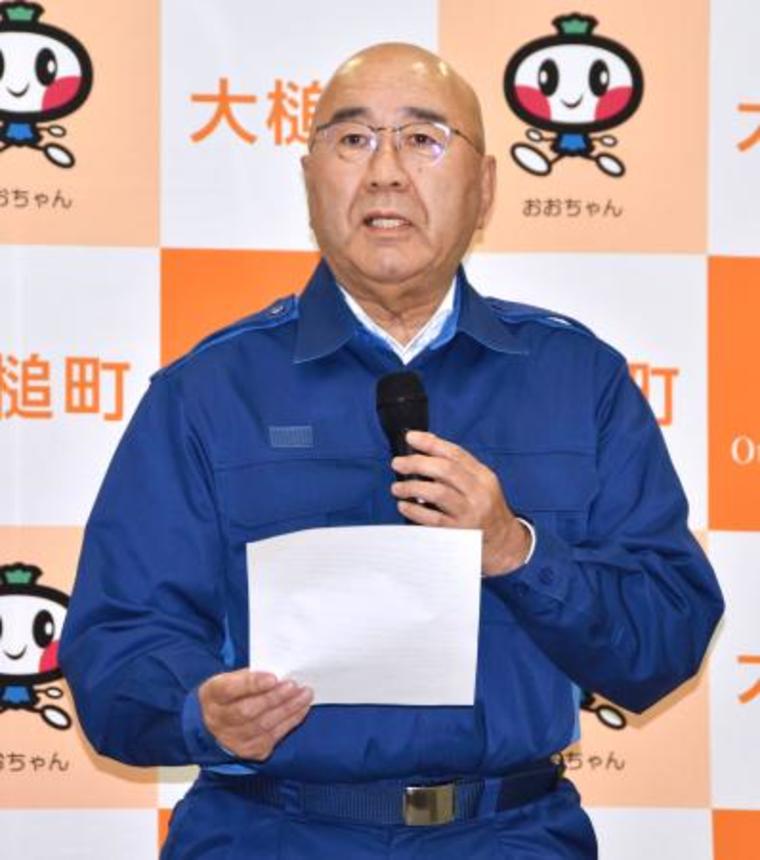 　岩手県大槌町の山林火災の鎮火を発表する平野公三町長＝２９日午後、大槌町役場