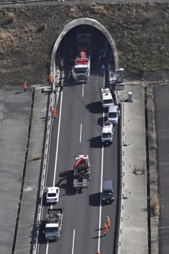 　三重県亀山市の新名神高速道路で起きた事故の現場＝３月