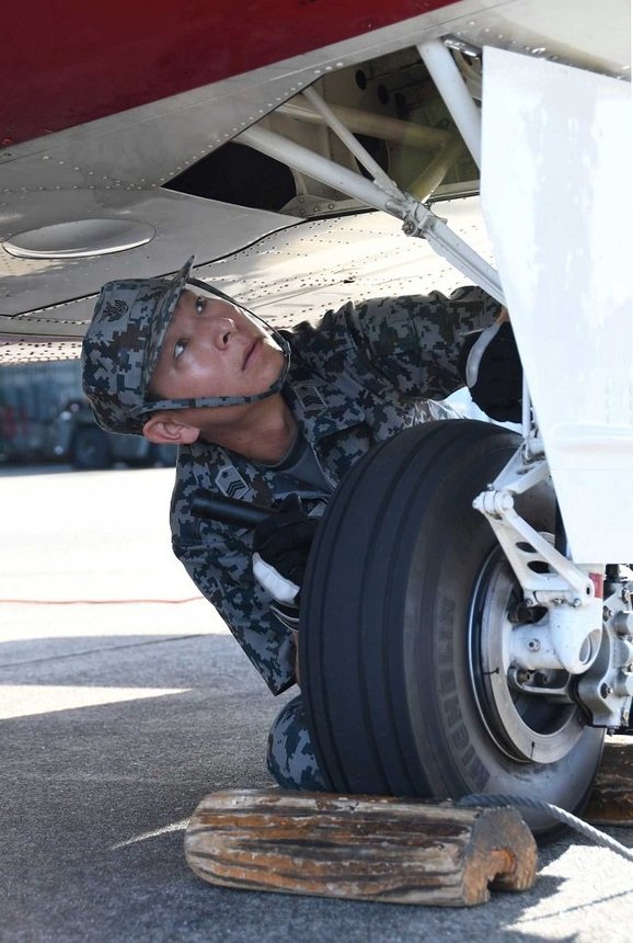 離陸前の整備は数人で行い、不備がないかを細かく確認している＝各務原市、航空自衛隊岐阜基地