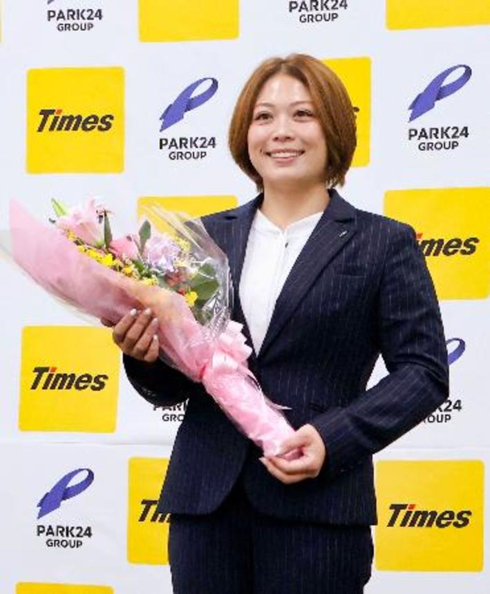 　現役引退の記者会見後、笑顔で写真に納まる柔道女子の堀川恵＝２５日、東京都内