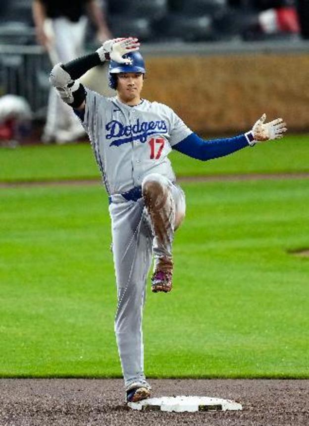 　パイレーツ戦の７回、適時二塁打を放ちポーズをとるドジャース・大谷＝ピッツバーグ（共同）