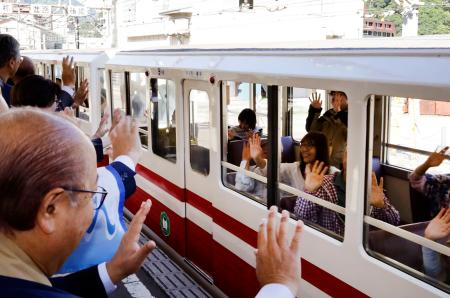 　全線再開し、宇奈月駅を出発する黒部峡谷鉄道のトロッコ電車＝１日午前、富山県黒部市