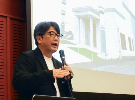 　埼玉県で急増しているクルド人差別の実態を話す安田浩一さん＝１５日午後、埼玉県川口市