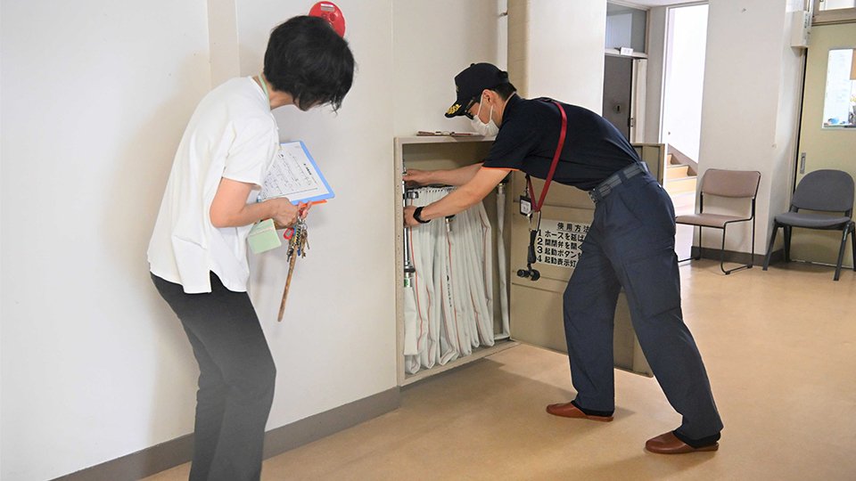 特別査察で消火器具の管理に問題がないか確認する瑞浪市消防本部の職員ら＝同市土岐町、土岐小学校