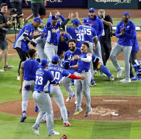 　決勝で米国を破って初優勝を果たし、喜ぶベネズエラの選手たち＝１７日、マイアミ（ＭＬＢ提供・ゲッティ＝共同）