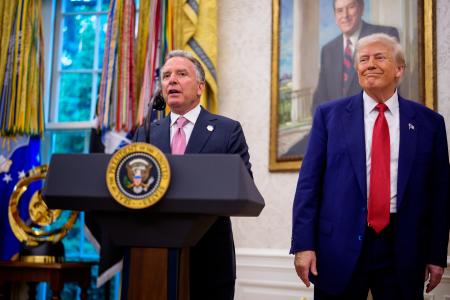 　２８日、ホワイトハウスで話す米国のウィットコフ中東担当特使（左）とトランプ大統領（ゲッティ＝共同）