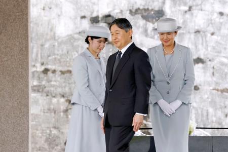 　国立沖縄戦没者墓苑を訪れ、納骨堂前に供花された天皇、皇后両陛下と長女愛子さま＝４日午後、沖縄県糸満市の平和祈念公園