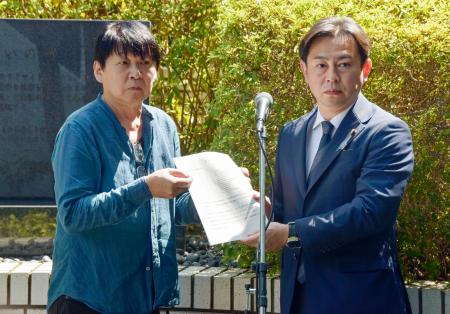 　福岡厚労相（右）に要望書を手渡す全国薬害被害者団体連絡協議会の花井十伍代表世話人＝２６日午後、厚労省