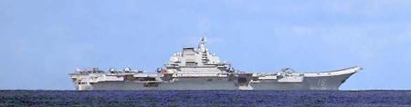　中国海軍の空母「遼寧」（防衛省統合幕僚監部提供）