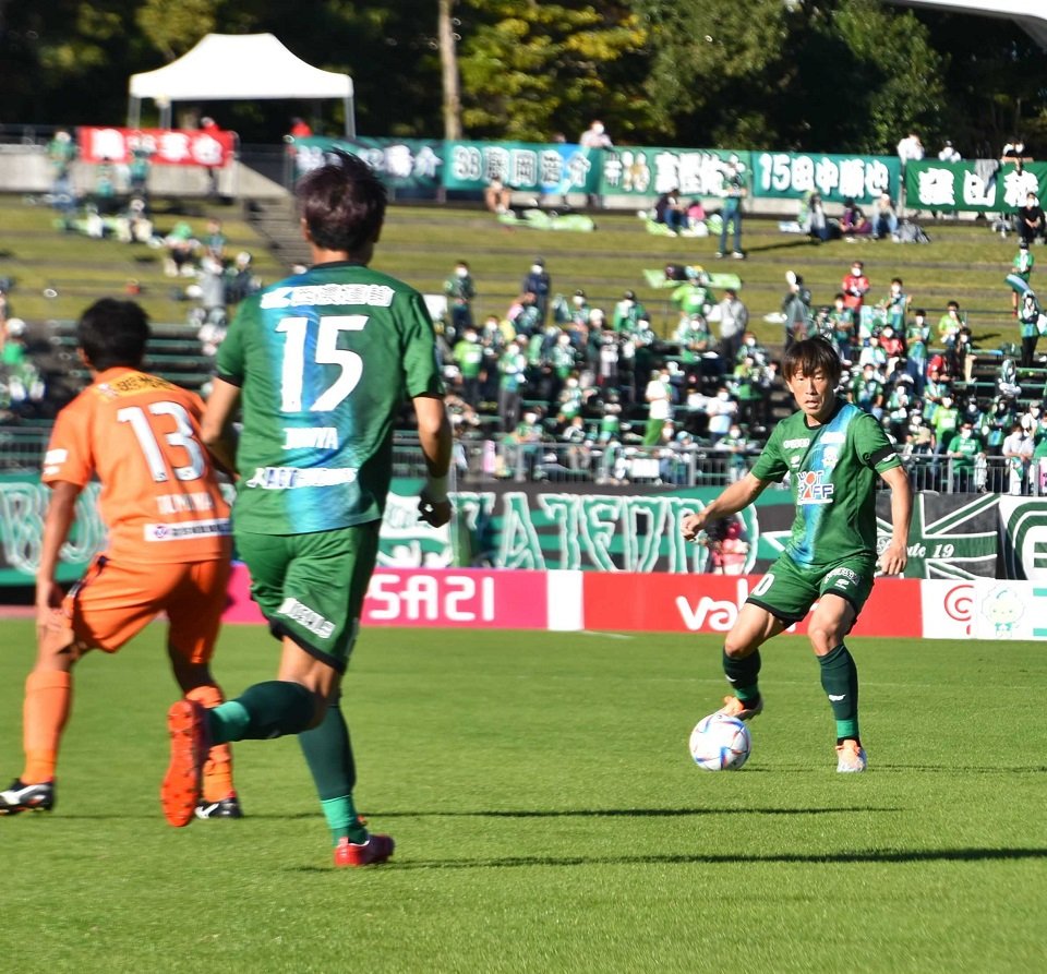 ＦＣ岐阜×宮崎＝前半、敵陣内でパス交換する岐阜のＤＦ宇賀神（右）とＦＷ田中（１５）＝長良川競技場