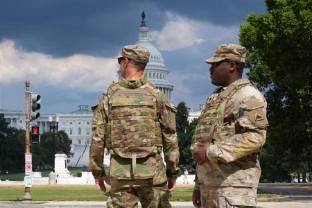　米首都ワシントンで、連邦議会議事堂の周辺を巡回する州兵＝１４日（ＡＰ＝共同）