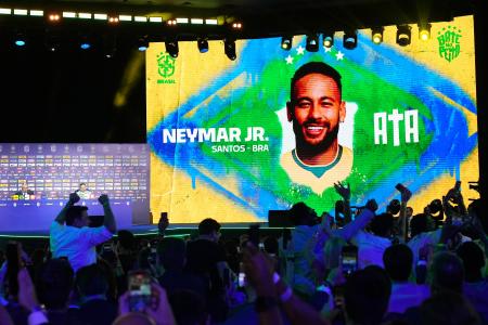 　Ｗ杯ブラジル代表の発表で、電光掲示板に表示されたネイマール＝１８日、リオデジャネイロ（ＡＰ＝共同）